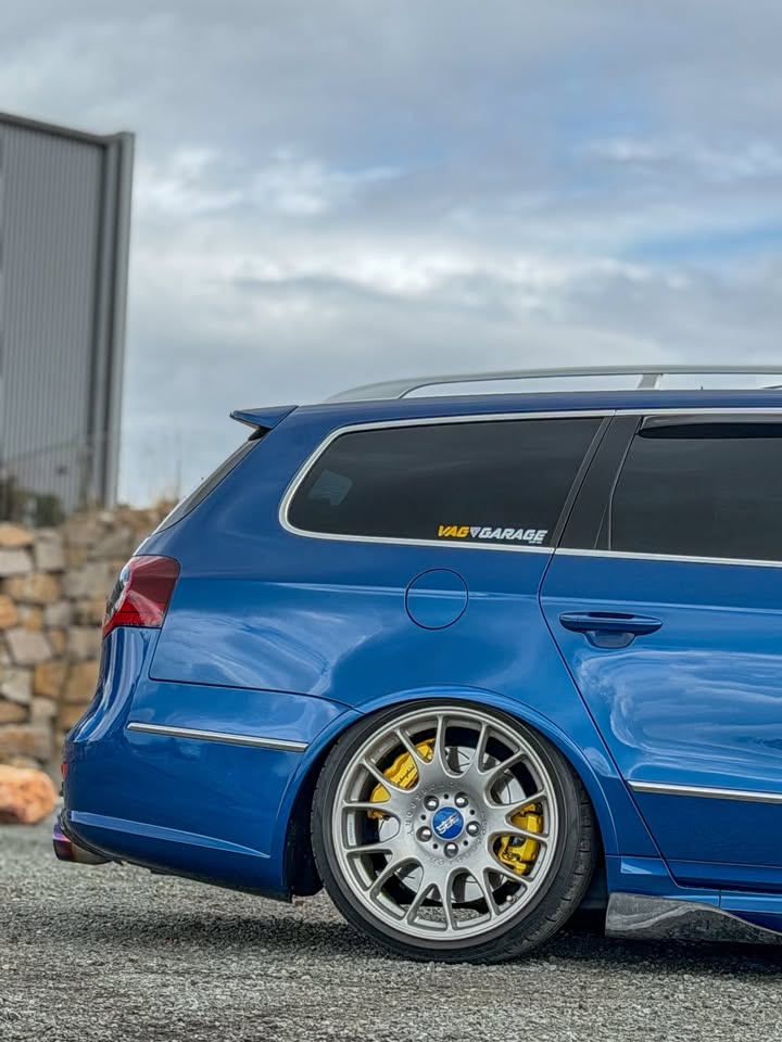Rear wheel and side detail of Timone’s blue Passat R36