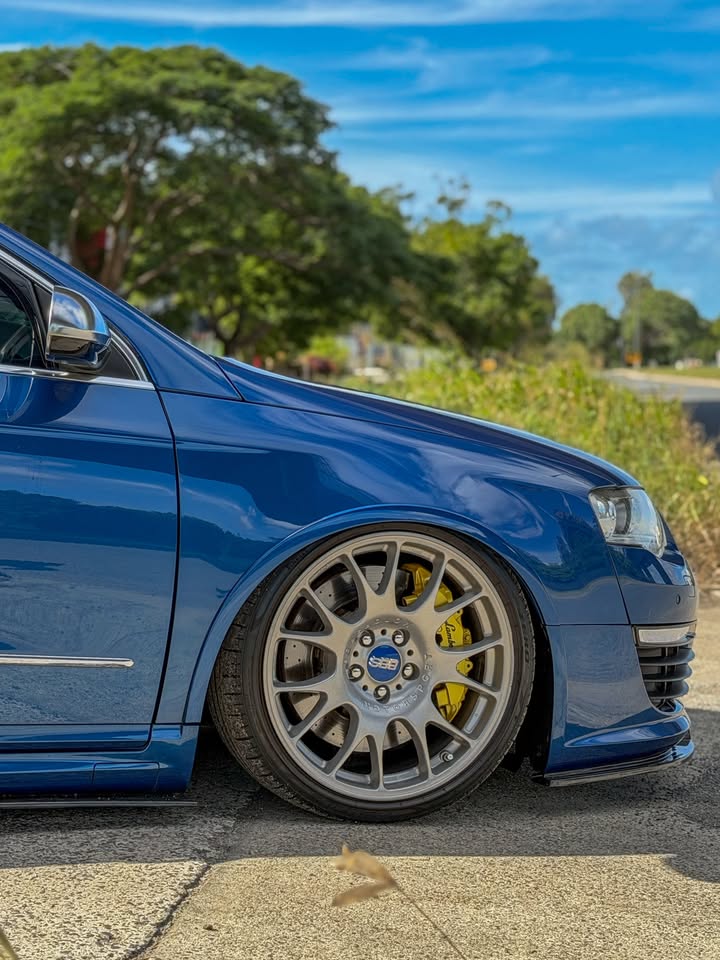 BBS front wheel and low front lip on the blue Passat R36